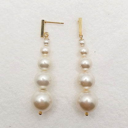 Boucles d'oreilles Coco - Collection CHARLOTTE - Atelier 9viescom9 - Boucles d'oreilles upcyclées - Perles blanc nacré et métal doré